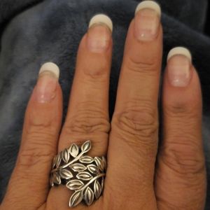 Pretty Leaf Ring